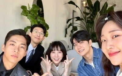 강기영, '우영우' 한바다즈와 단체샷…'화기애애' 모먼트[TEN★]