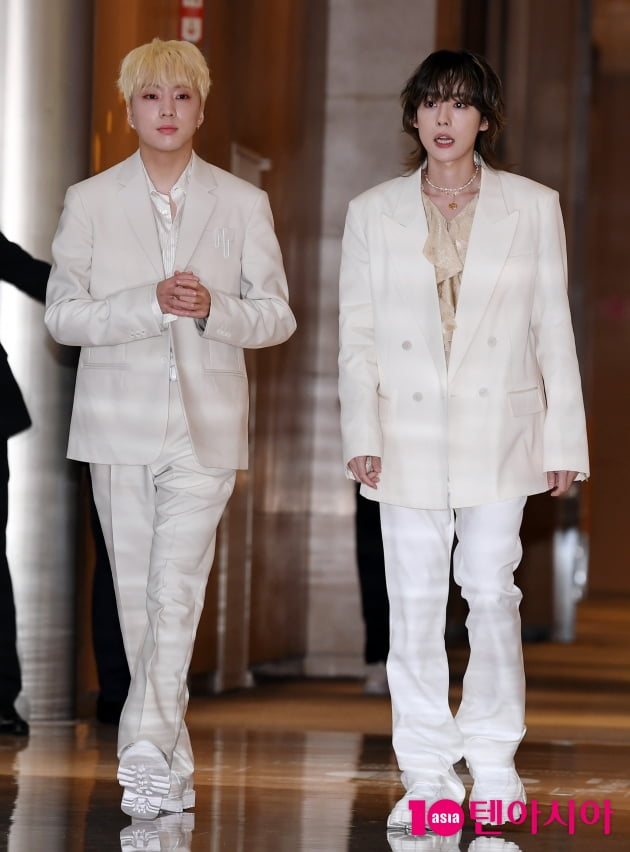 [TEN 포토] 위너 김진우-강승윤 '백화점 나들이'