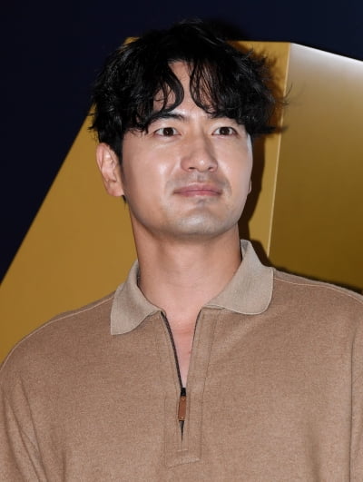 [TEN 포토] 이진욱 '중후한 외모'