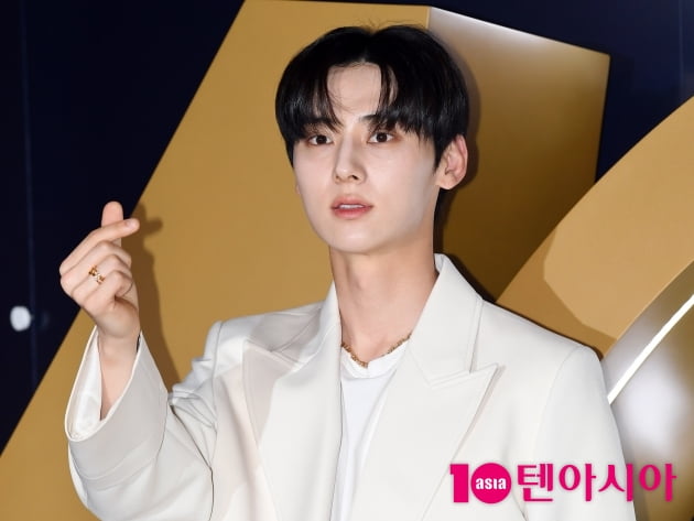 [TEN 포토] 황민현 '분위기 남신의 하트'