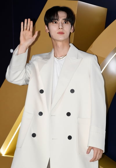[TEN 포토] 황민현 '피부에 조명 달았나'