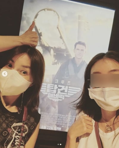 신애라, 멋진 오빠에 푹 빠졌네...♥차인표 질투하겠네[TEN★]