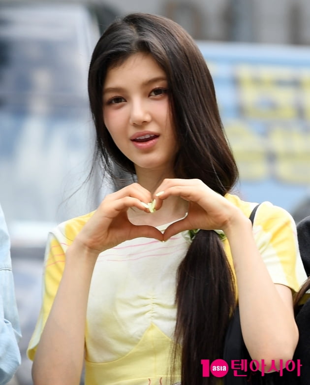[TEN 포토] 뉴진스 다니엘 '하트도 분위기 있게~'