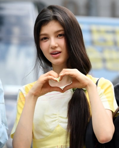 [TEN 포토] 뉴진스 다니엘 '하트도 분위기 있게~'