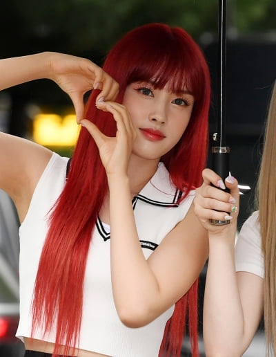 [TEN 포토] 스테이씨 윤 '피부에 조명 달았나'