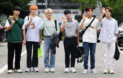 [TEN 포토] 탄 '달달한 손인사'