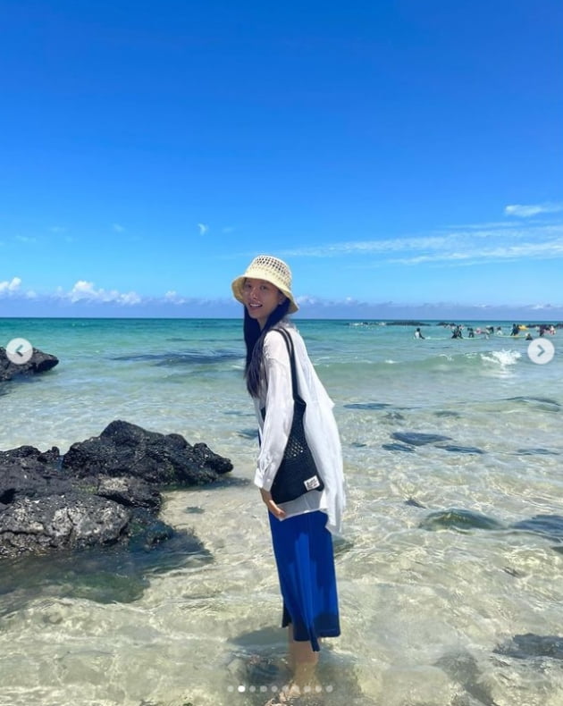 우주소녀 보나, 제주도에서 힐링중...행복한 꽃미소[TEN★]