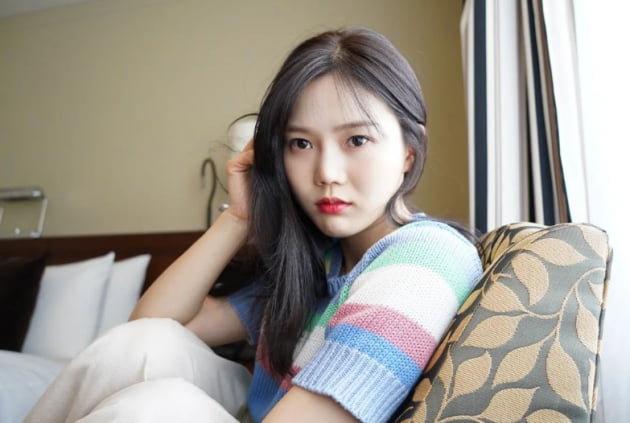 오마이걸 효정, 무지개떡 같은 니트 입고 '셀피' 삼매경[TEN★]