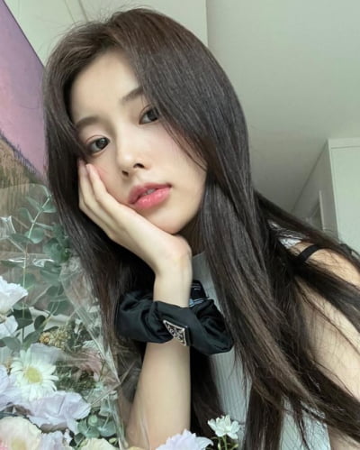 '악플러 구약식 처분' 강혜원, 꽃다발 앞에서 청초한 미모[TEN★]