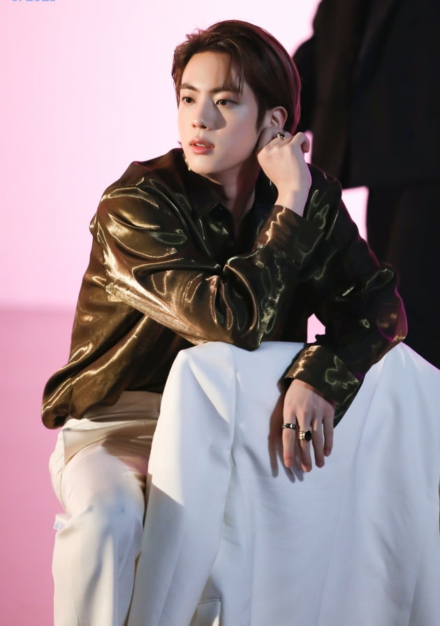 방탄소년단 진, 단정한 섹시美로 저격당한 '팬心'