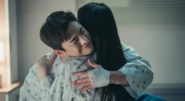 서인국, 눈을 못 떼네…♥오연서와 애틋한 포옹 "로맨스 결실?"('미남당')