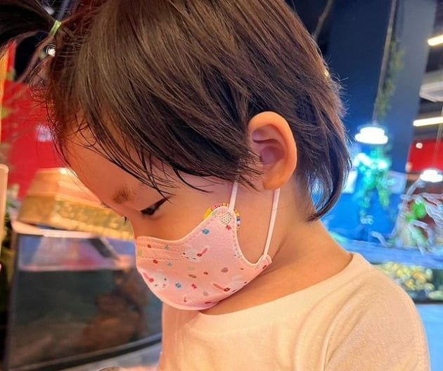 이용진 4살 아들, 소중한 토끼 인형 꼭 안고…어쩜 이렇게 귀여울까[TEN★]