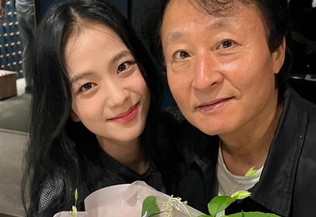 꽃다발 선물한 블랙핑크 지수, 남다른 의리…이정재X정우성X김종수와 찰칵[TEN★]