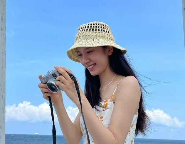 우주소녀 보나, 제주도에서 더 빛나는 청량美…이온 음료 광고인 줄[TEN★]