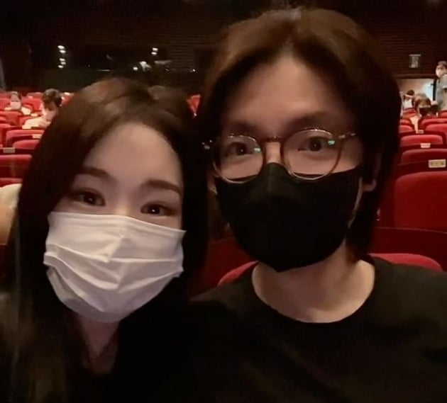 미자, ♥김태현과 간만에 콧바람…명품 C사 선물받고 신났네[TEN★]