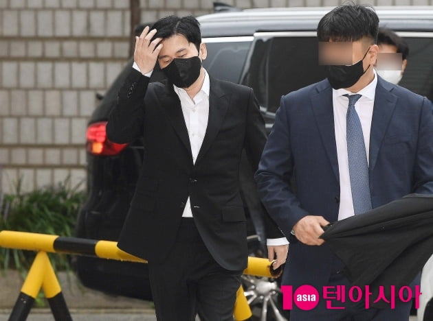 [TEN 포토] 경호 받으며 법원 출석하는 양현석