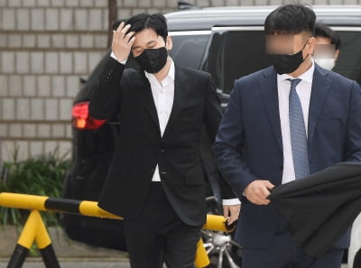 [TEN 포토] 경호 받으며 법원 출석하는 양현석