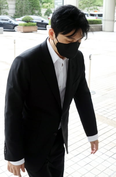 [TEN 포토] 고개숙인 양현석
