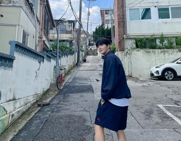 '연극 복귀' 김선호, 파란 하늘 아래 청량미 한 스푼[TEN★]