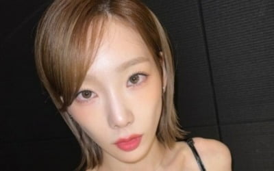 소녀시대 태연, '칼단발'로 성숙·세련美 발산…미니 드레스 입고 한 컷[TEN★]