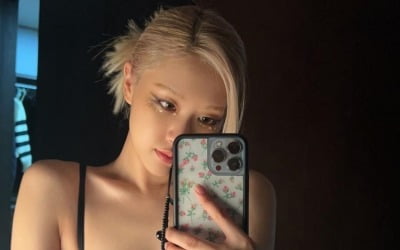 블랙핑크 로제, 셀카 찍는 '금발 여신'…땡땡이 민소매 입고 한 컷[TEN★]