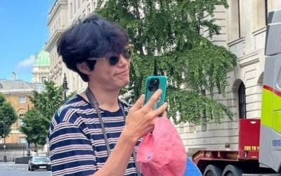 류준열, 선글라스 끼고 '깨방정 모먼트'…'분홍 반바지'의 사나이[TEN★]