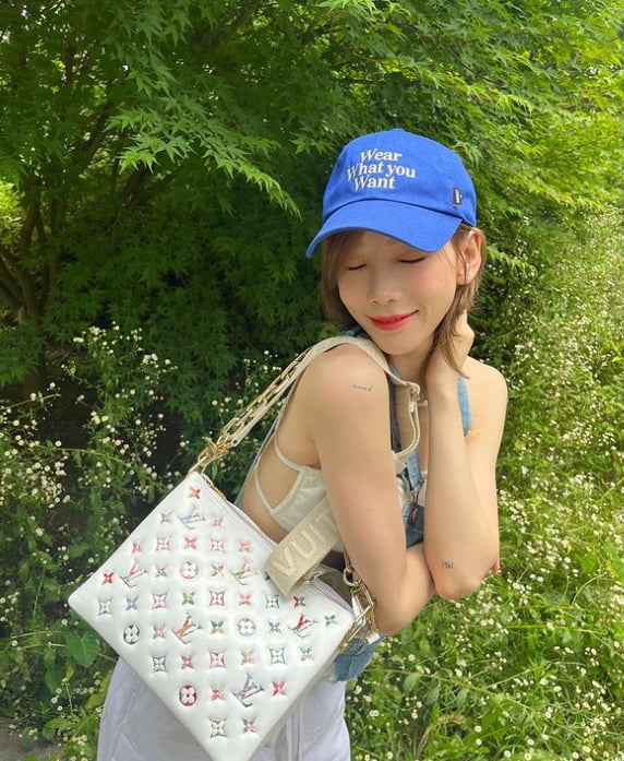 태연, 620만원 명품백 들고 나들이…표정은 새침하게