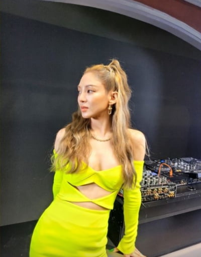 소녀시대 효연, 점점 더 과감해진 패션...가슴만 살짝 가리고[TEN★]