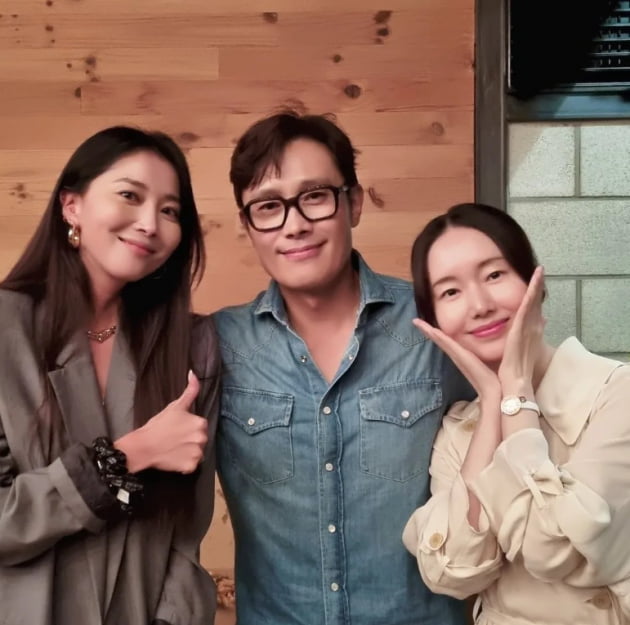 ♥이민정이 질투하겠어…이병헌, 왼쪽엔 오윤아·오른쪽엔 이정현[TEN★]