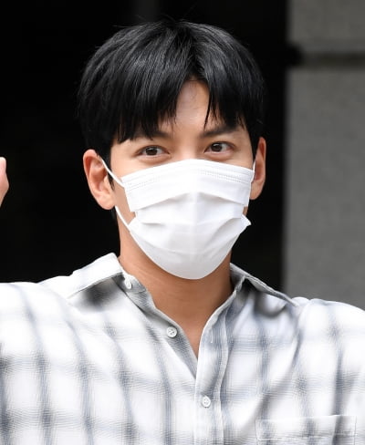 [TEN 포토] 지창욱 '폭염에도 마스크 고수'