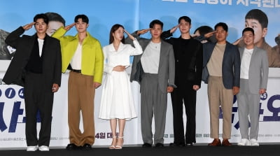 [TEN 포토] 박세완 '실수도 귀여운 경례'