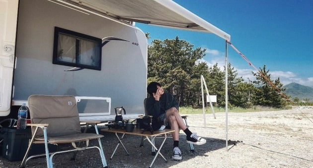 방탄소년단 정국, 앉아 있기만 해도 화보…보는 재미 2배[TEN★]