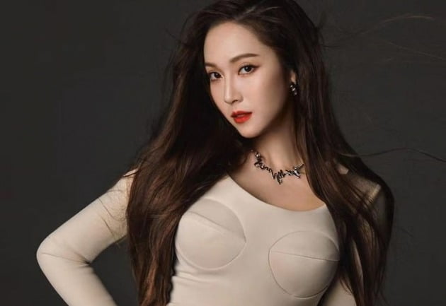 제시카, 中 걸그룹 데뷔 앞두고 화보 찍었네…얼음 공주의 왼쪽 얼굴+레드립[TEN★]