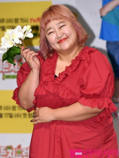 [단독] 홍윤화, 촬영 중 십자인대 파열…"수술 날짜 조정중"