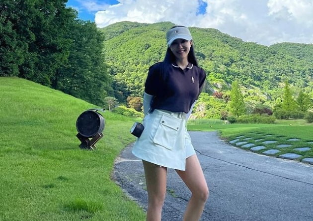 "재밌고 못 쳐요" 효민, 골프에 푹 빠졌네…한 줌 허리+각선미 자랑[TEN★]