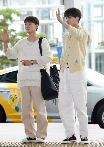 [TEN 포토] 엑소 첸-카이 '반가운 손인사'