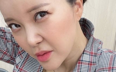 '백숙' 백지영, 옷이 땀으로 흠뻑…"미니 선풍기도 소용없어" [TEN★]