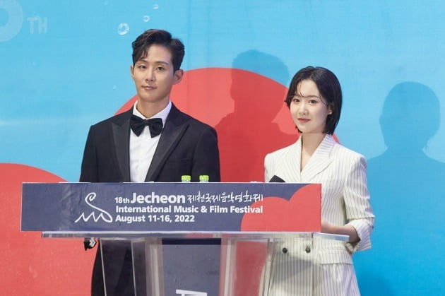 진지희X이충주, JIMFF 빛낸 블랙 앤 화이트 케미 "여름 밤의 낭만 느끼길"