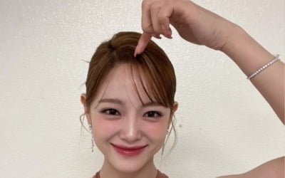 김세정, 어깨 노출로 드러낸 여성美…은은 미소에 '눈길'[TEN★]