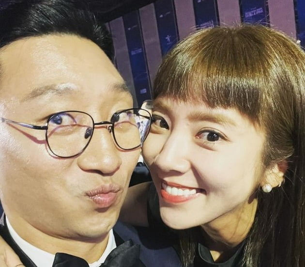 '신혼' 손담비, 수트+나비 넥타이한 ♥이규혁 보는 꿀눈빛 "고생했어"[TEN★]