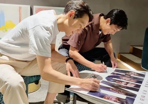 정우성, '청담 부부' 이정재와 나란히 앉아 미소…♥임세령도 질투할 케미[TEN★]