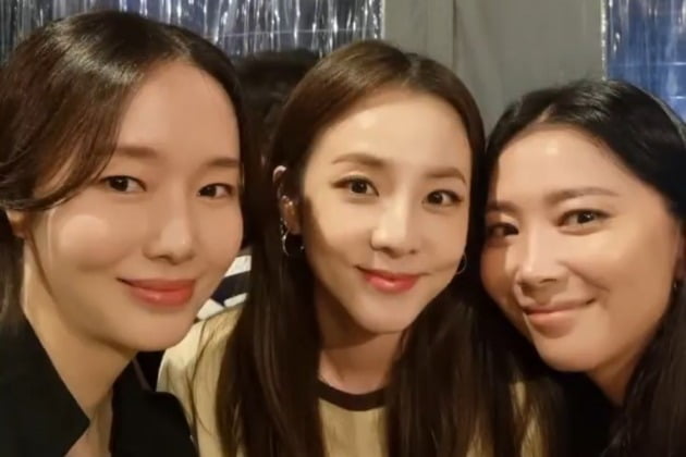 '의사♥' 이정현, '절친' 오윤아랑 '동안' 산다라박 옆에서 안 꿇리네[TEN★]