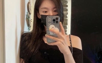 '윤남기♥' 이다은 "부산 도착"…한쪽 어깨 드러내고 고혹美[TEN★]