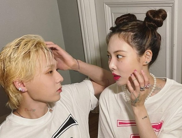 현아, ♥던과 커플티+하의 실종 패션…다리를 어디에 올려둔 거야[TEN★]