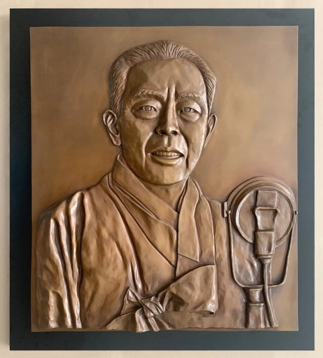 송혜교가 또 송혜교 했다…77주년 광복절 맞아 독립운동가 김규식 부조작품 기증