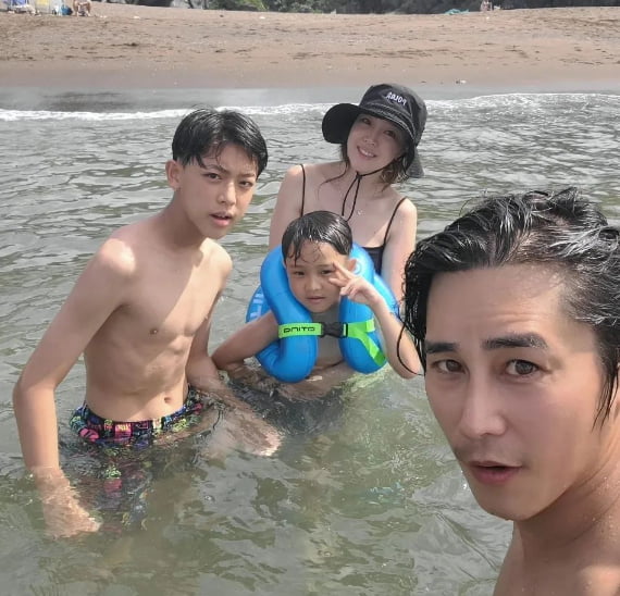 정태우, ♥장인희 비키니 몸매 공개…복근있는 아들까지[TEN★]