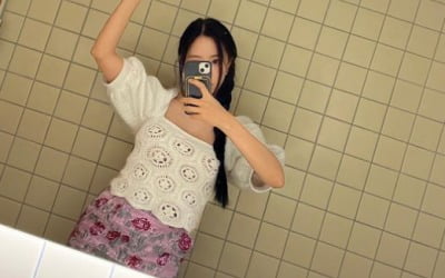 '황의조 결별' 효민, 화장실 셀카는 못참지…30대의 러블리[TEN★]