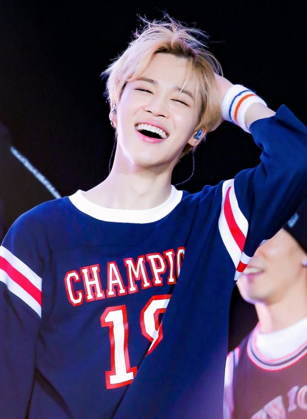 방탄소년단 지민, 무더위를 날려줄 것만 같은 환한 미소를 가진 아이돌 1위