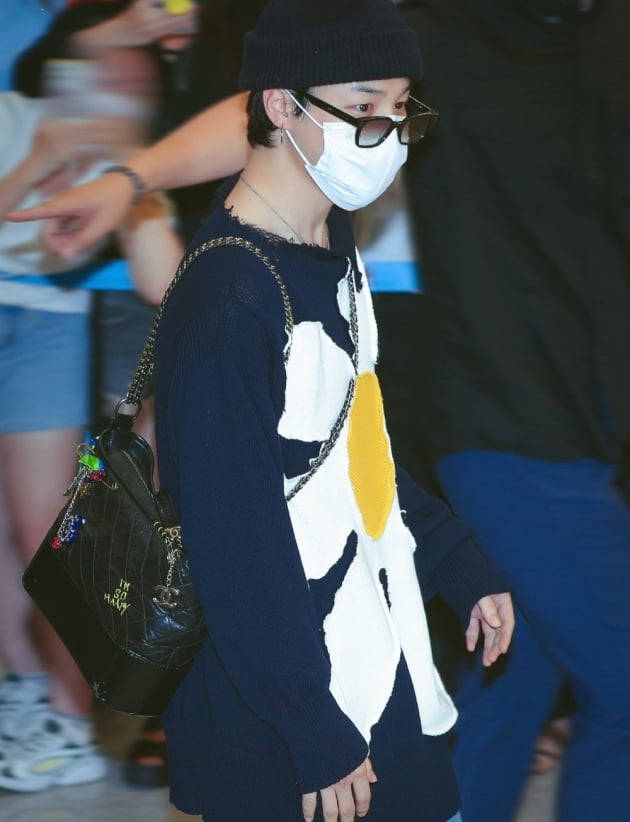 방탄소년단 지민, 첫 단독일정에 월드스타 환영 행렬…수 백명 인파 몰린 공항