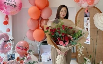 김희선, 살이 더 빠졌나…주름 하나 없는 무결점 미모 [TEN★]